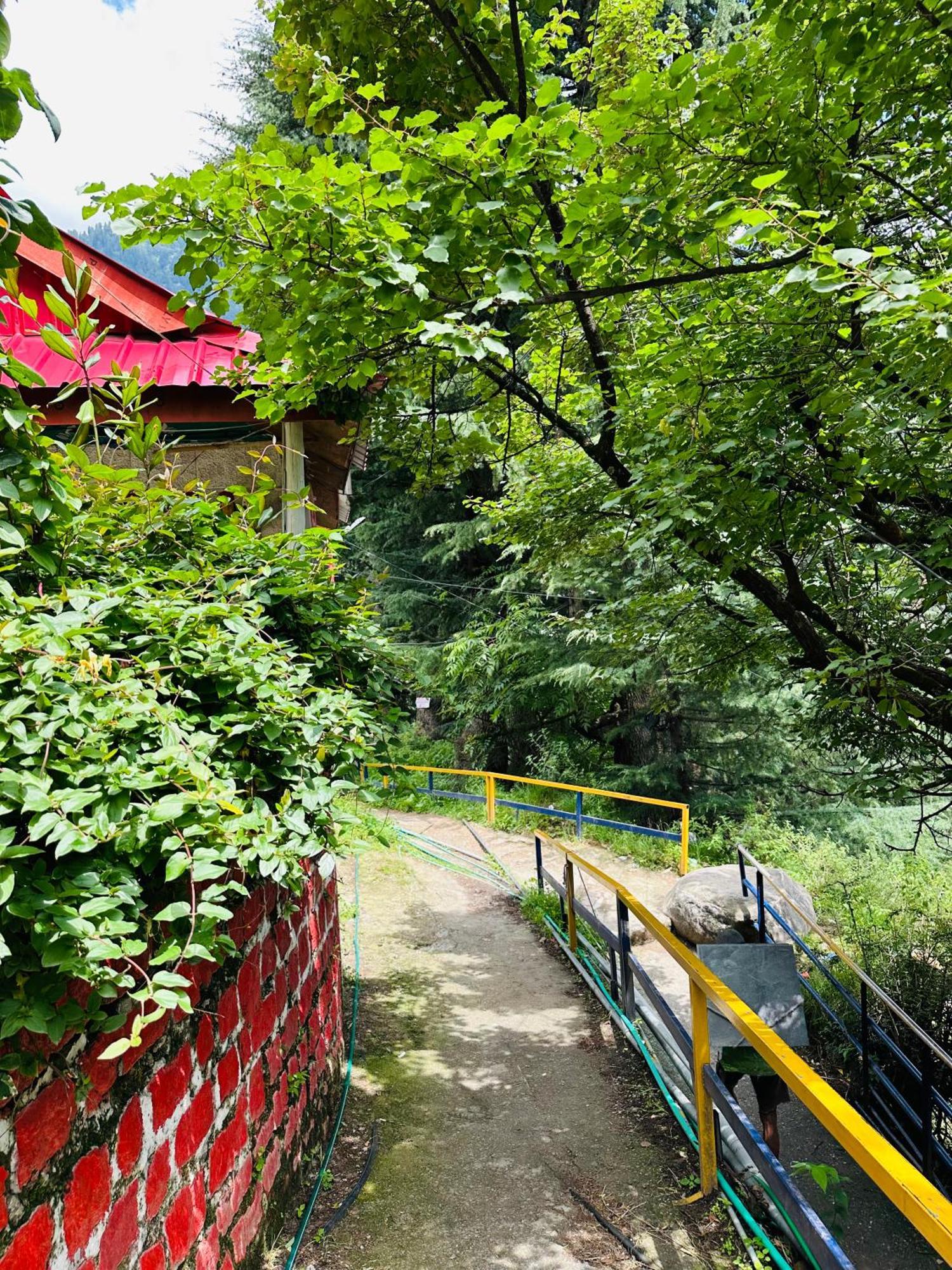 Red House Cafe And Inn Manali  Exterior photo